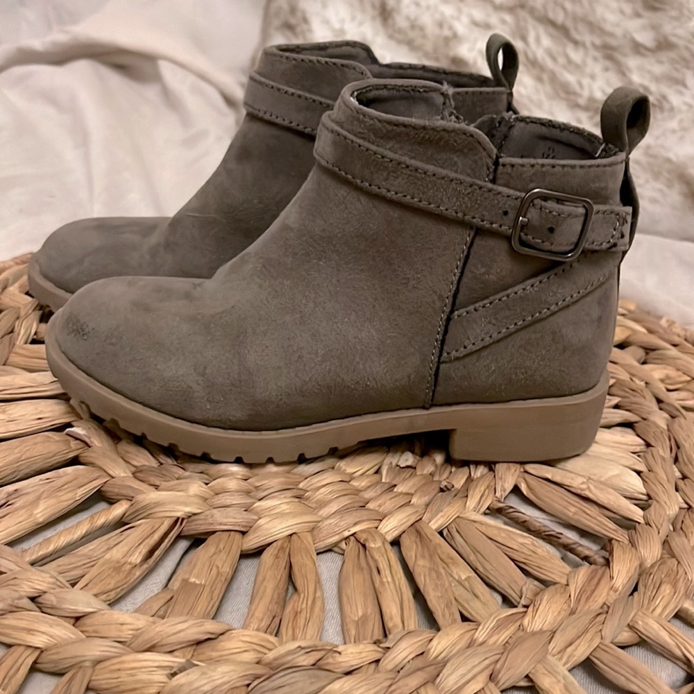 OLD NAVY Suede Taupe ankle boot. Little girls so 11.